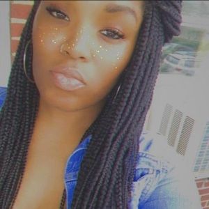 Meet your Posher, Raquel